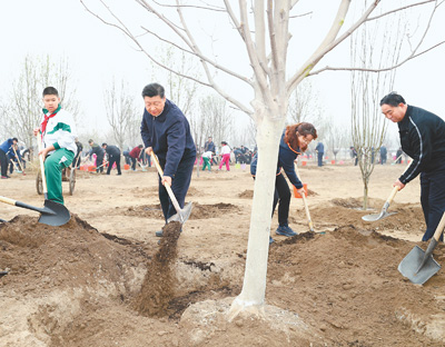 習(xí)近平在參加首都義務(wù)植樹活動時強調(diào) 像對待生命一樣對待生態(tài)環(huán)境 讓祖國大地不斷綠起來美起來 李克強栗戰(zhàn)書汪洋王滬寧趙樂際韓正王岐山參加